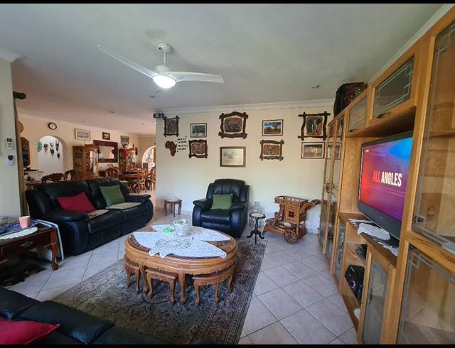 4 BEDROOM TOWNHOUSE FOR SALE IN SHELLY BEACH